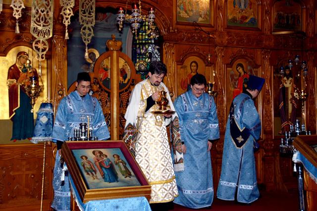Fellowship of Orthodox Christians in America (FOCA) distributes Christmas Gifts to Married Seminarians and their Fami…