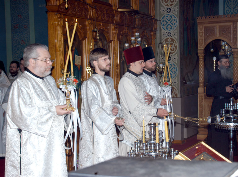 Fellowship of Orthodox Christians in America (FOCA) distributes Christmas Gifts to Married Seminarians and their Fami…